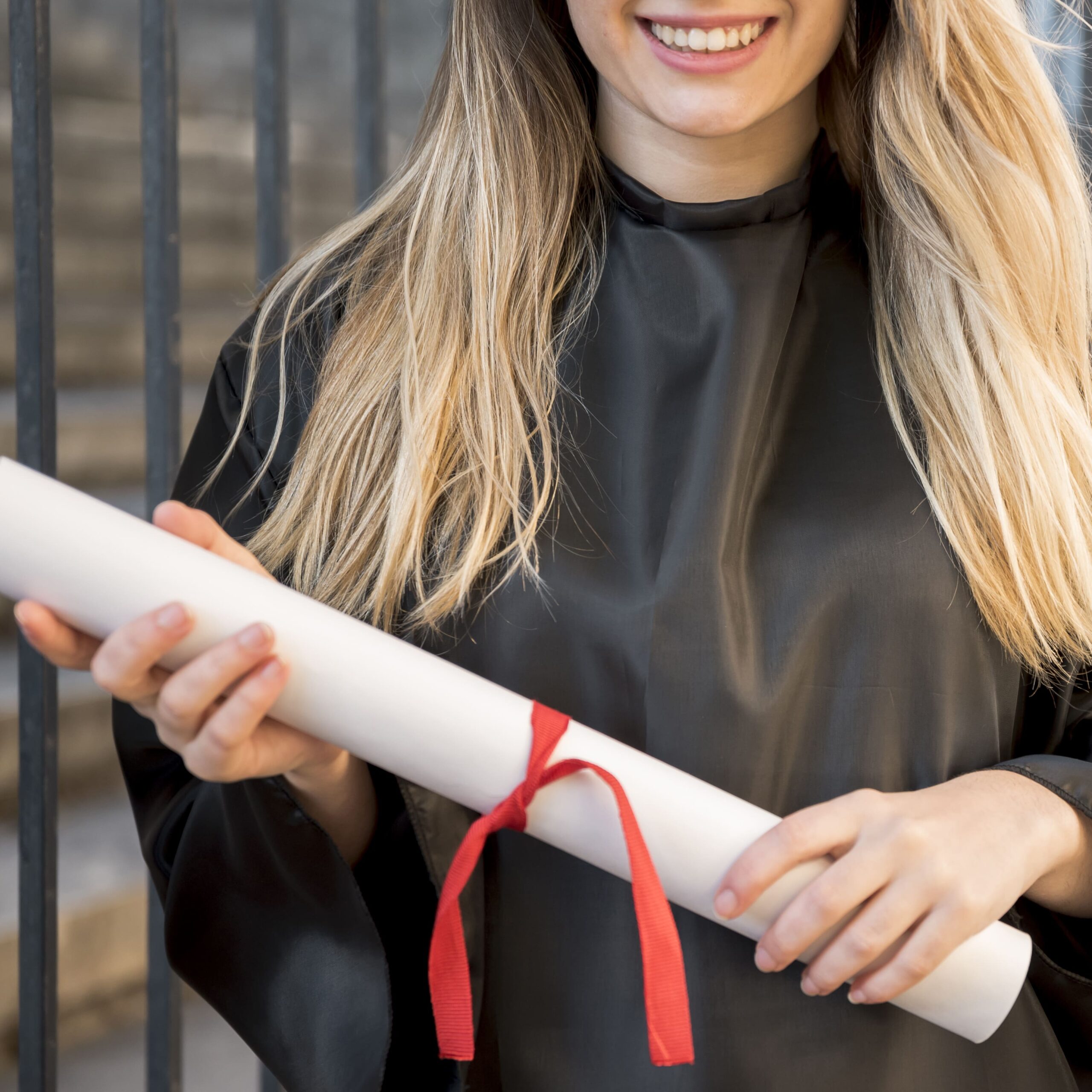 junges Mädchen hat die Universität abgeschlossen und lächelt
